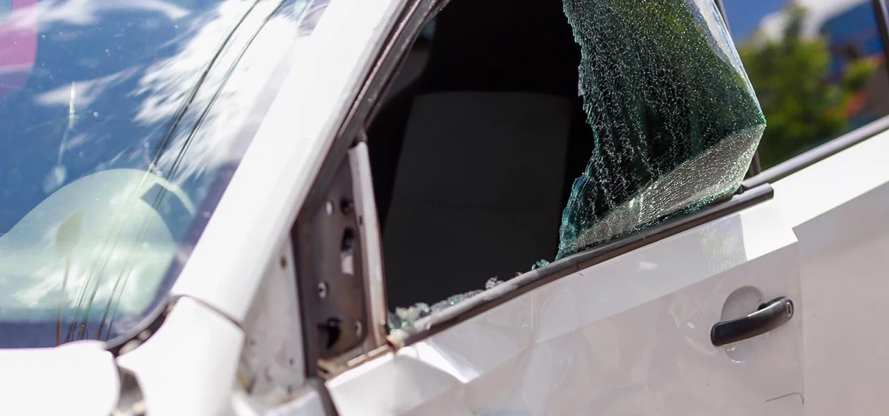 Carro ficou danificado após acidente no bairro Promorar