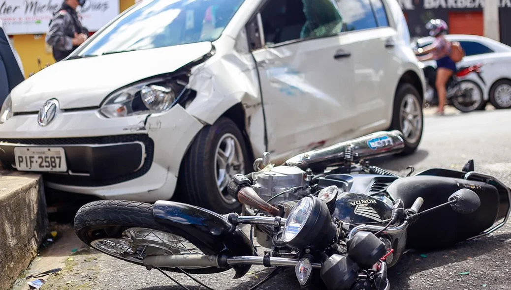Colisão carro e moto em Teresina