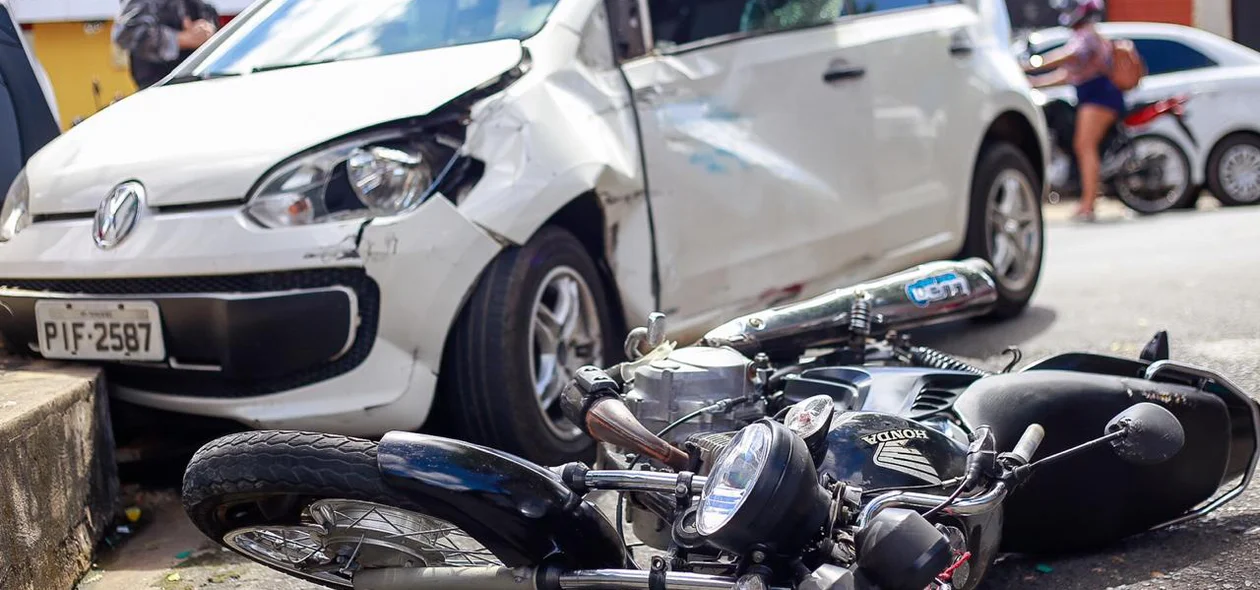 Colisão carro e moto em Teresina
