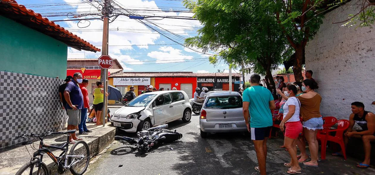 Colisão entre carro e moto no bairro promorar em Teresina
