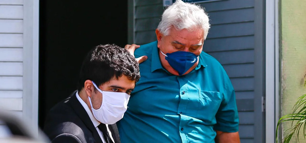 Francisco Barreto acompanhado por policiais