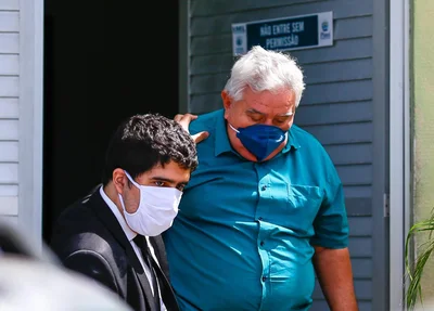 Francisco Barreto acompanhado por policiais