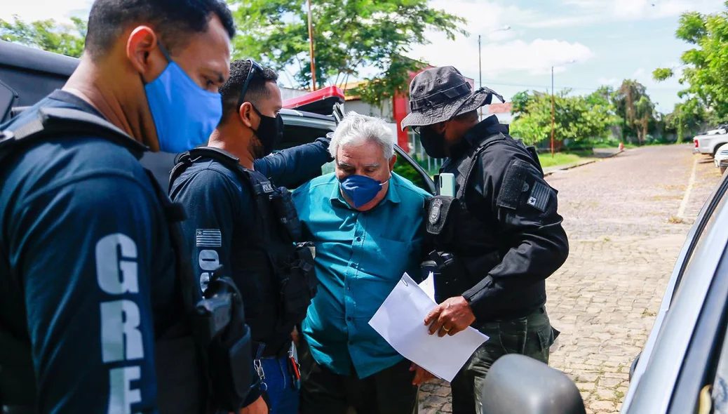 Francisco Barreto chega ao IML acompanhado de policiais