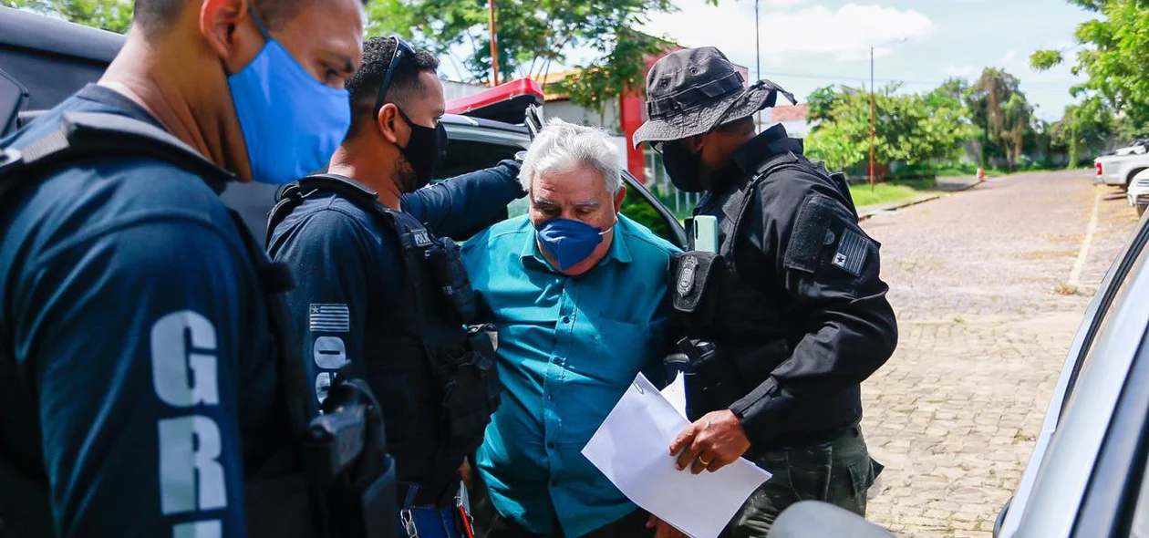 Francisco Barreto chega ao IML acompanhado de policiais
