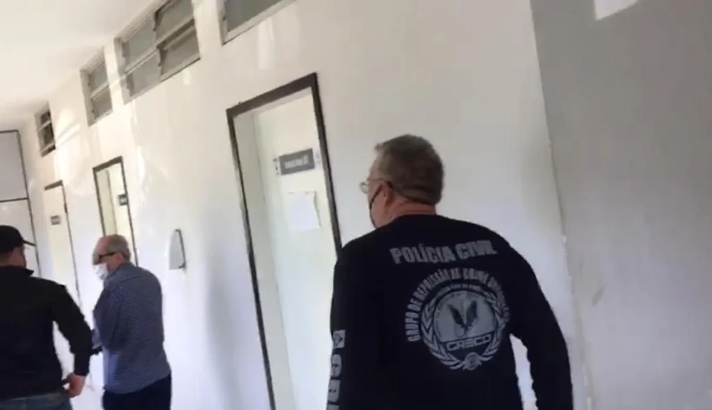 Jornalista Arimatéia Azevedo chegando na sede do IML para realizar exame de corpo de delito
