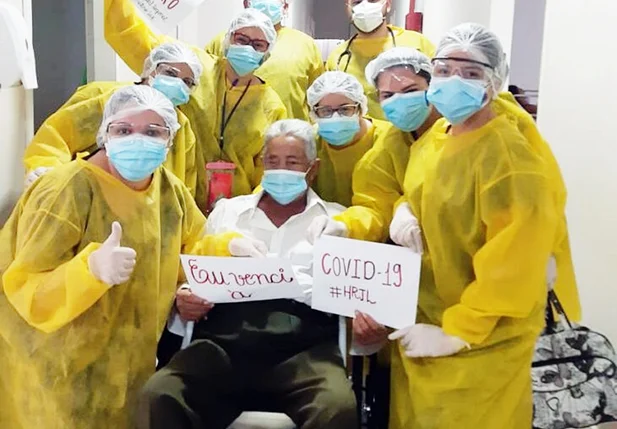 Manoel de Araújo, 85 anos, ao receber alta médica