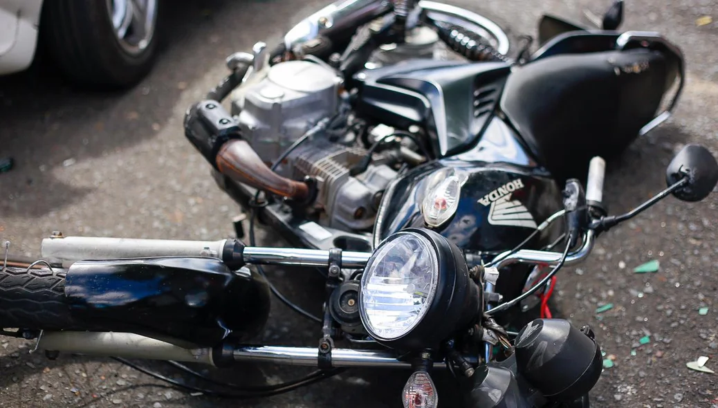 Motocicleta após colisão