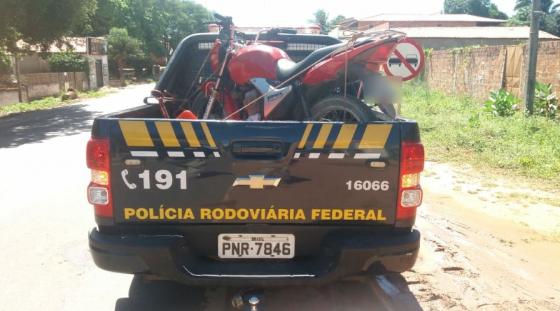 Motocicleta apreendida pela PRF havia sido roubada em 2010