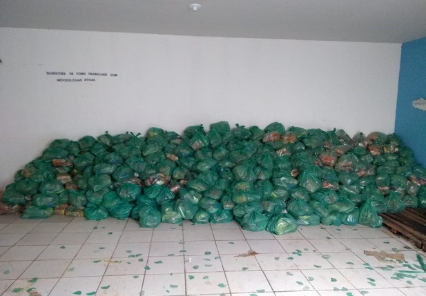 Estudantes de Esperantina recebem kits didáticos e de alimentação