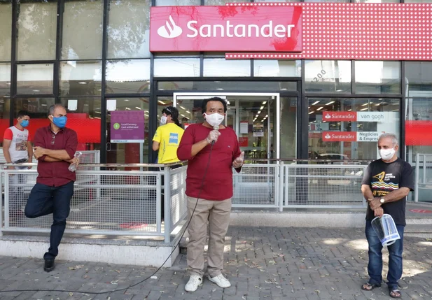 Arimatea Passos em manifestação na frente do banco Santander