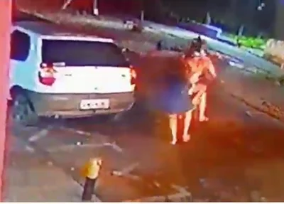 Câmera registrou a ação do casal suspeito de assalto em Teresina