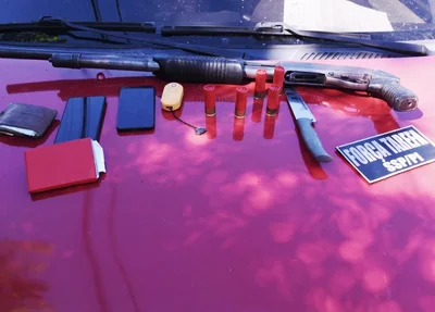 Arma e munições encontradas com o suspeito