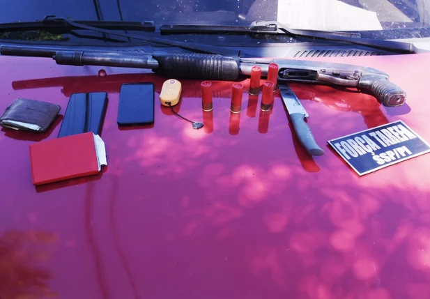 Arma e munições encontradas com o suspeito
