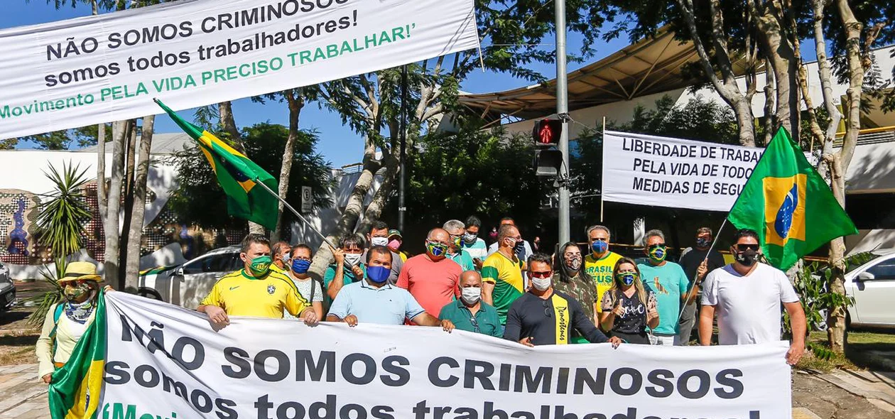 Ato realizado pelos empresários para a reabertura do comércio
