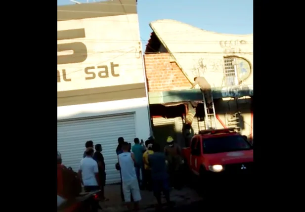Corpo de Bombeiros fez o resgate do suspeito