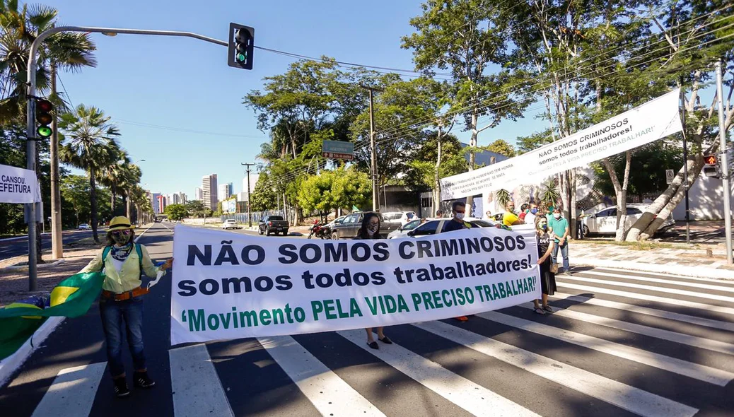 Manifestação de empresários pela reabertura do comércio