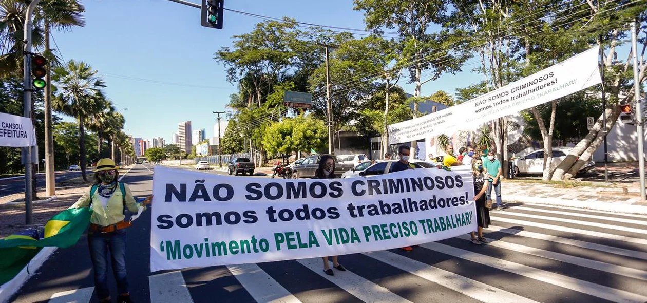 Manifestação de empresários pela reabertura do comércio