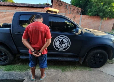 Acusado sendo preso, na manhã de hoje