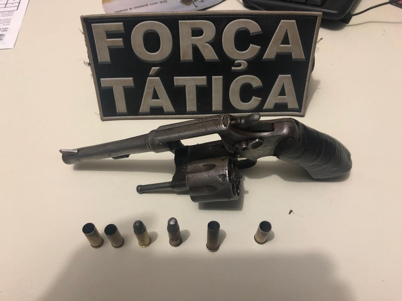 Arma encontrada com o suspeito