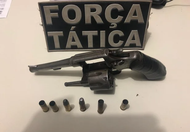 Arma encontrada com o suspeito