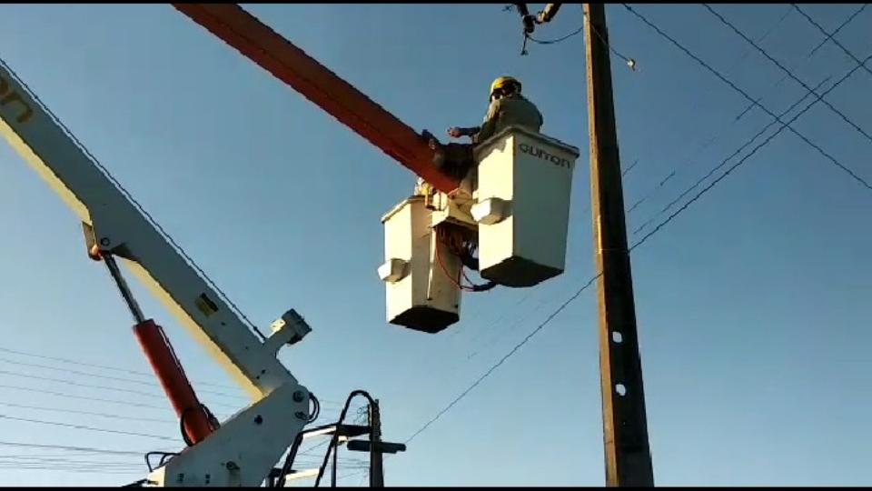 Bombeiros retirando o corpo de Leandro do poste