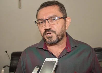 Prefeito de Picos nega reajuste para servidores