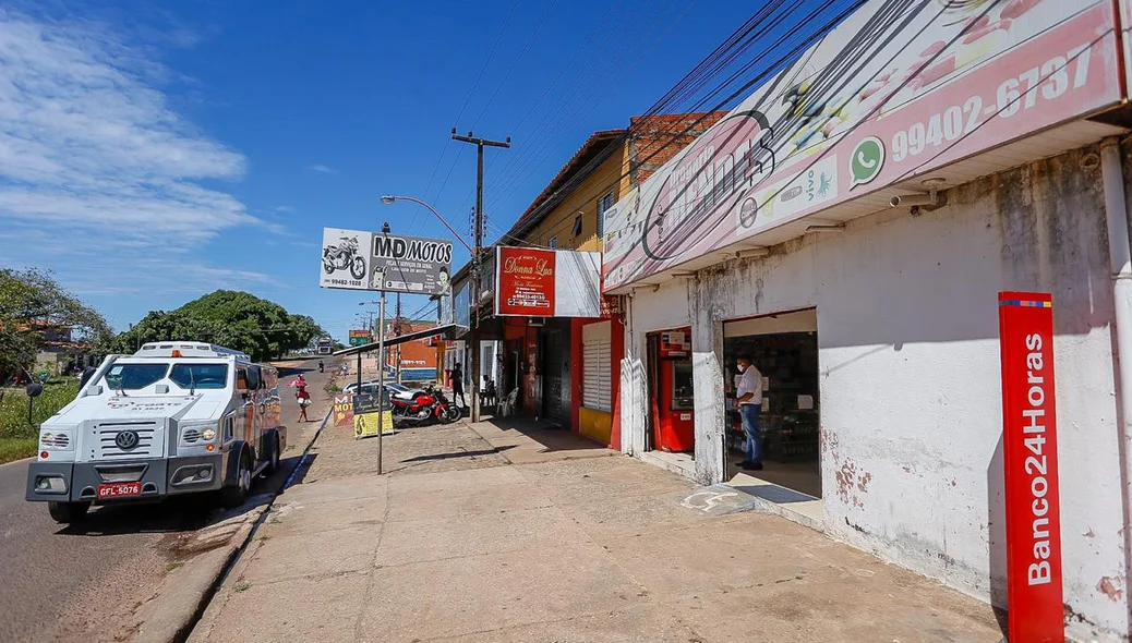 Carro-forte no local para deixar dinheiro no caixa eletrônico da farmácia