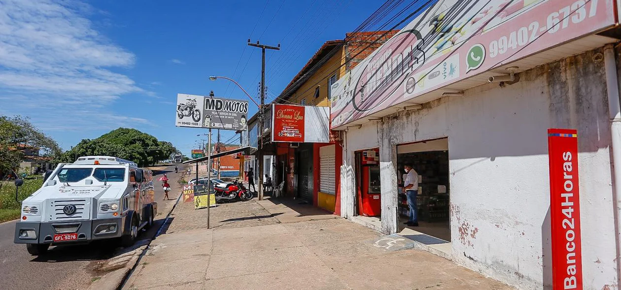 Carro-forte no local para deixar dinheiro no caixa eletrônico da farmácia