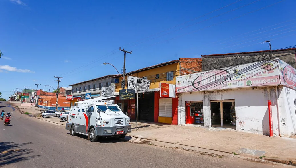 Criminosos roubar assaltar corro-forte 