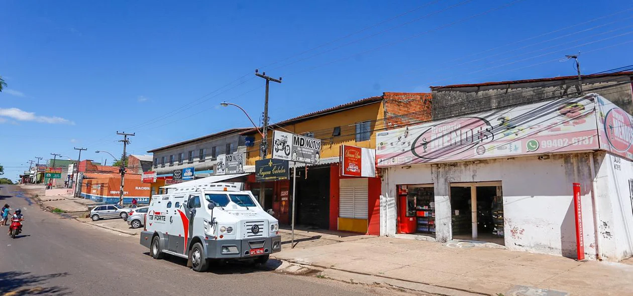 Criminosos roubar assaltar corro-forte 