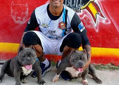 Goleiro Bruno abraçado com cães