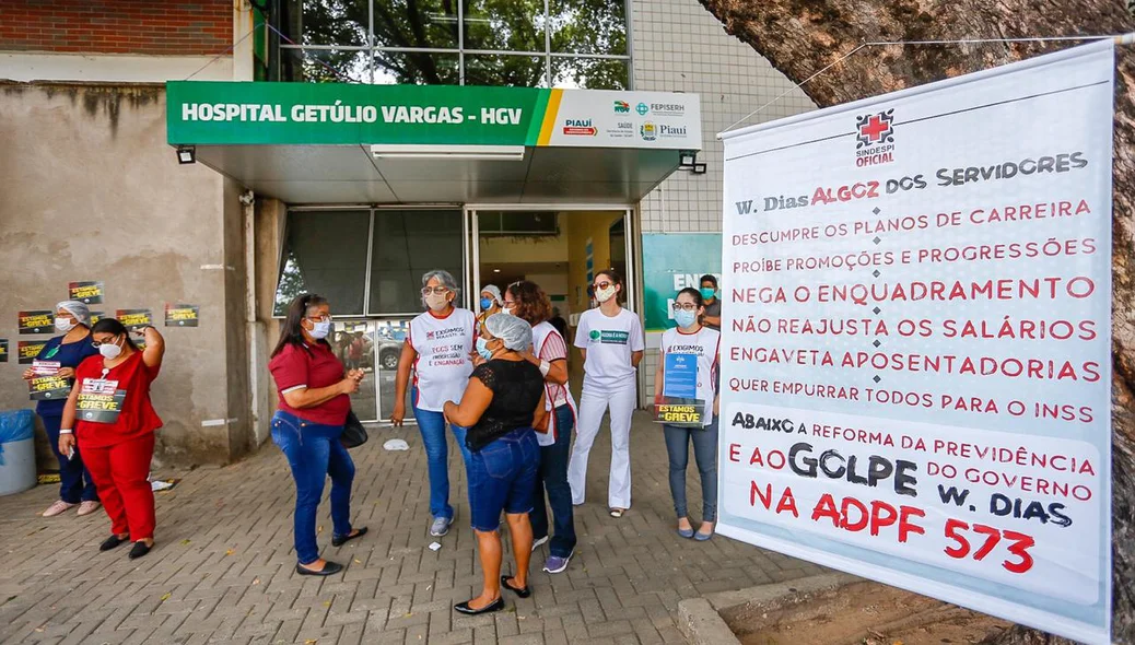 Manifestantes protestam na frente do HGV
