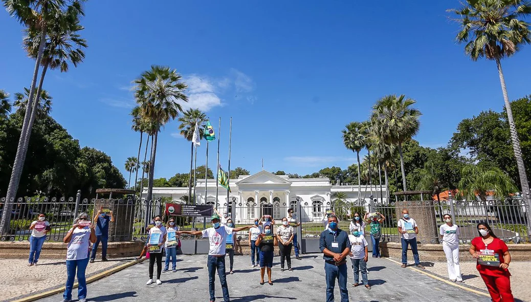 Manifestantes protestaram na frente do Palácio de Karnak