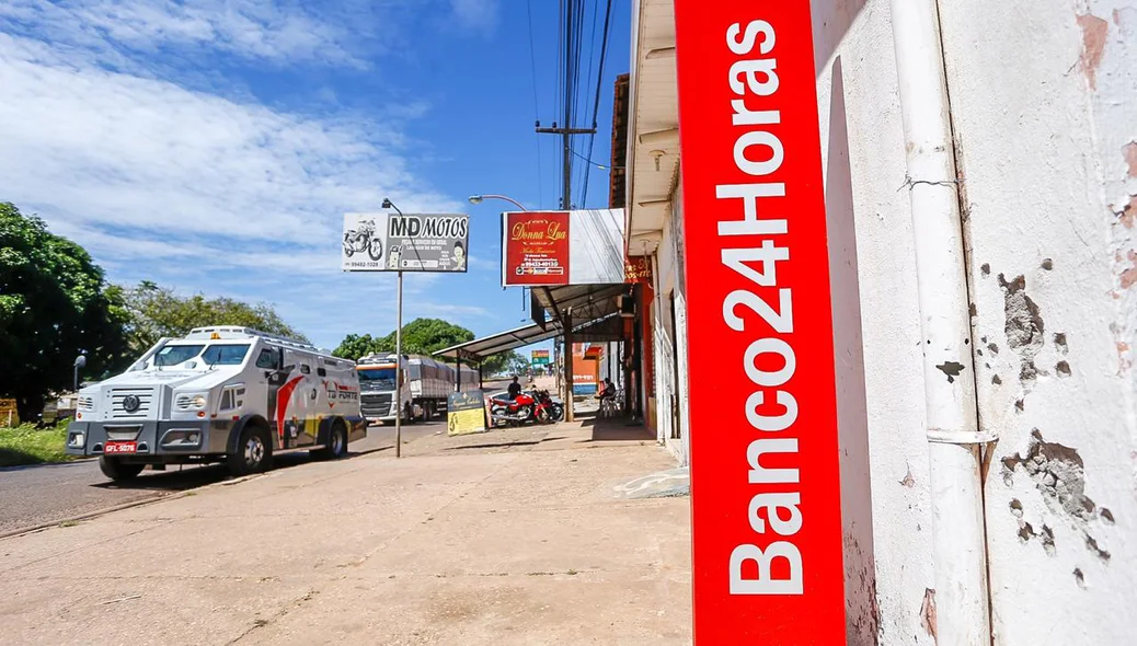 Marcas de tiro na parede da Drogaria Mendes 