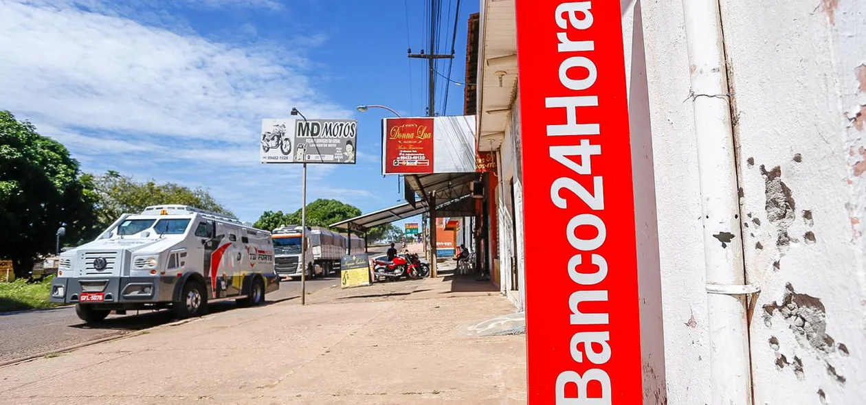 Marcas de tiro na parede da Drogaria Mendes 