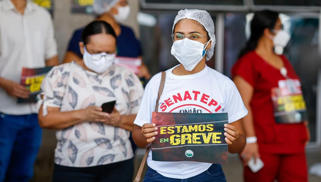 Profissionais de saúde em manifestação na frente do HGV