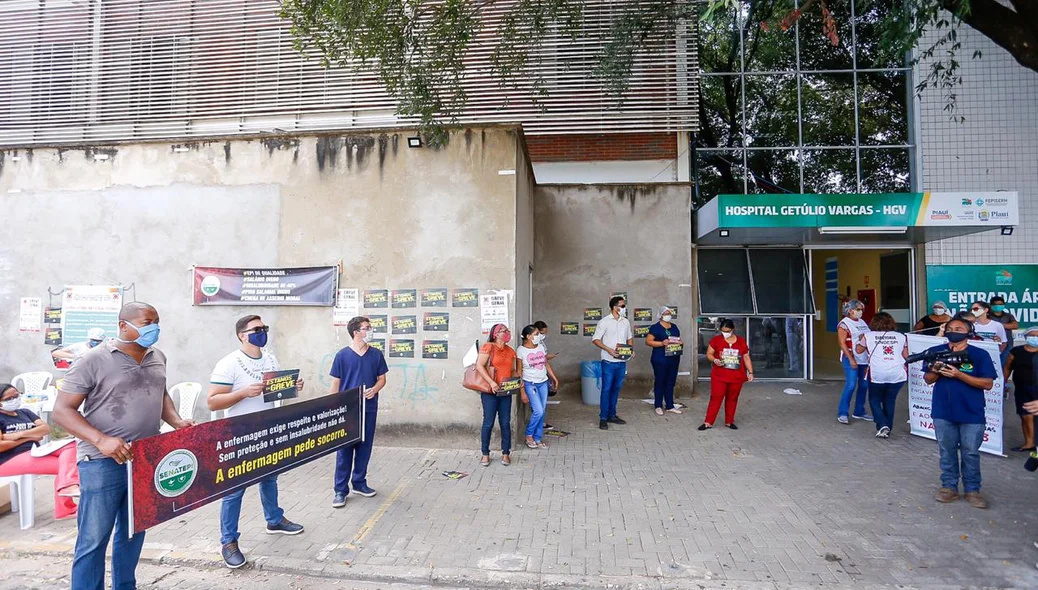 Profissionais de saúde realizam manifestação na frente do HGV