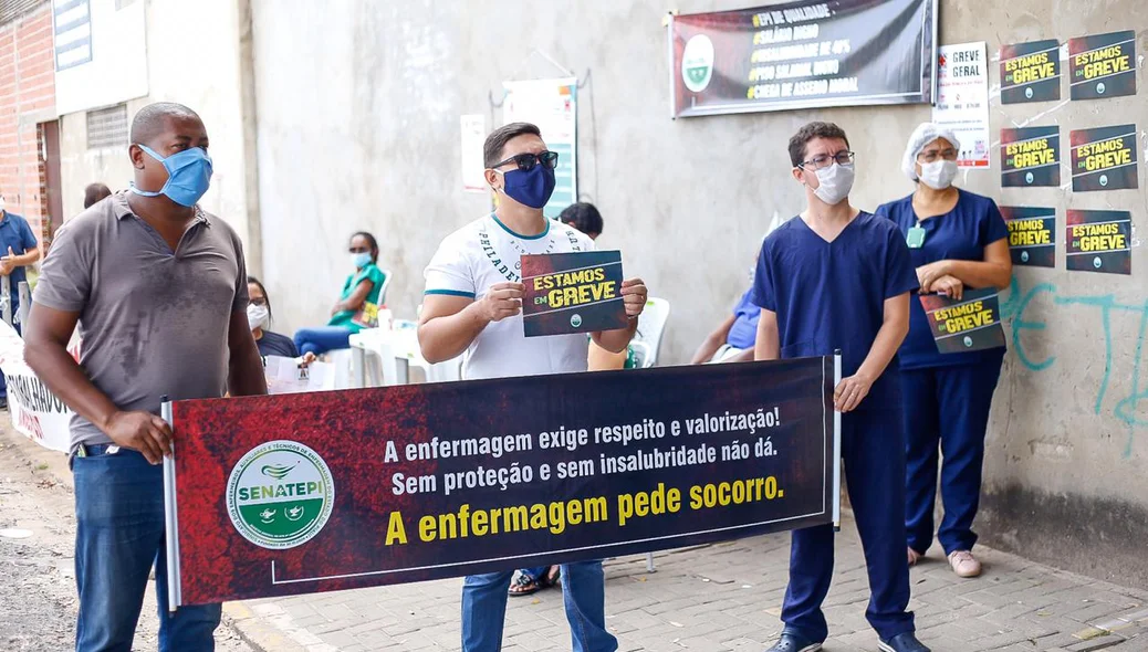 Protesto dos profissionais de saúde na frente do HGV em Teresina
