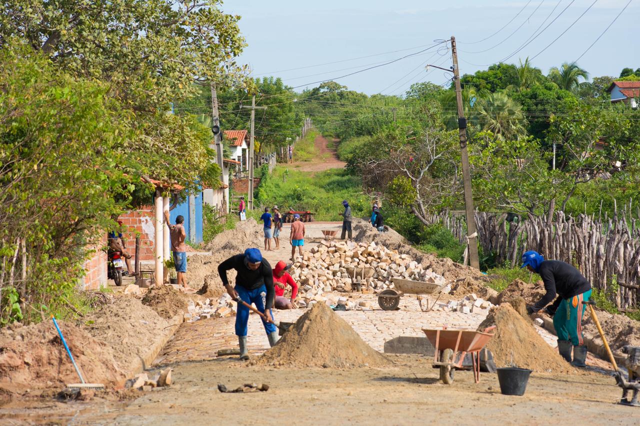 Trabalhadores concluindo obra de pavimentação Poliédrica