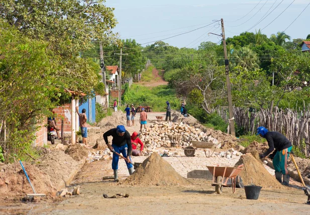 Trabalhadores concluindo obra de pavimentação Poliédrica