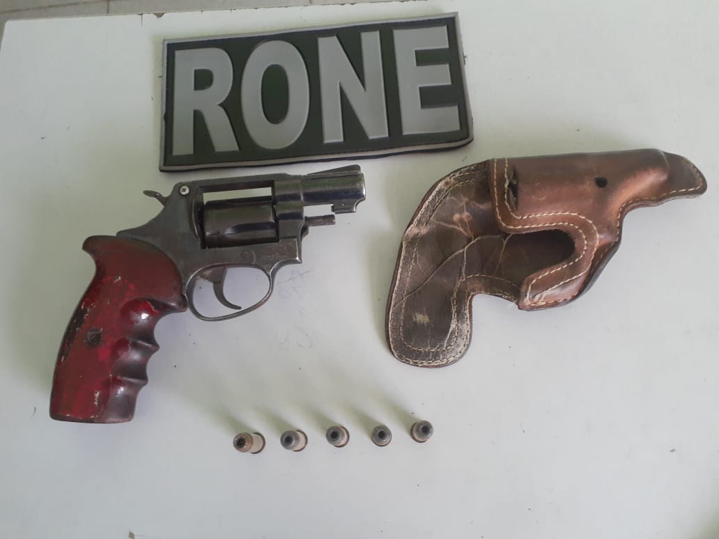 Arma apreendida com o suspeito 