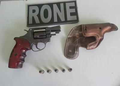 Arma apreendida com o suspeito 