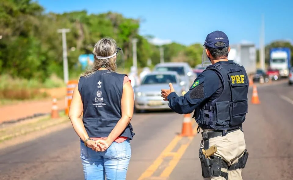 PRF controlando o trânsito 