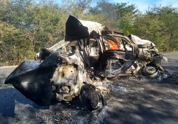 Colisão deixa duas pessoas mortas na BR 135