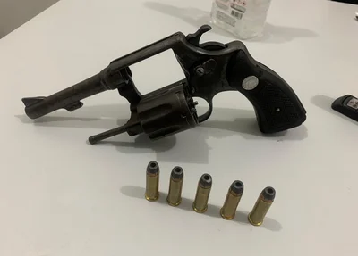 Revólver calibre .38, encontrado com o criminoso