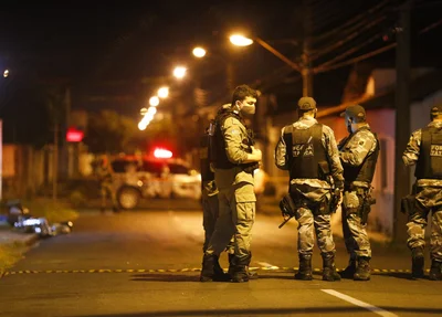 Policiais no local do crime