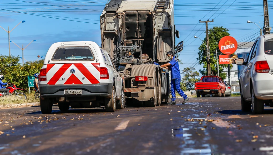 Caminhão tem vazamento de óleo e deixa trânsito lento 