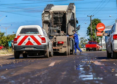 Caminhão tem vazamento de óleo e deixa trânsito lento 