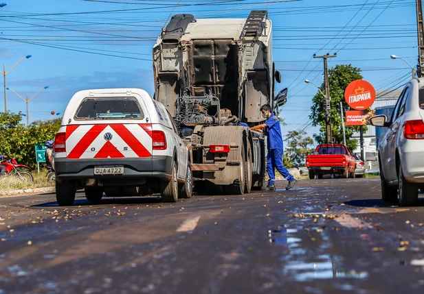 Caminhão tem vazamento de óleo e deixa trânsito lento 