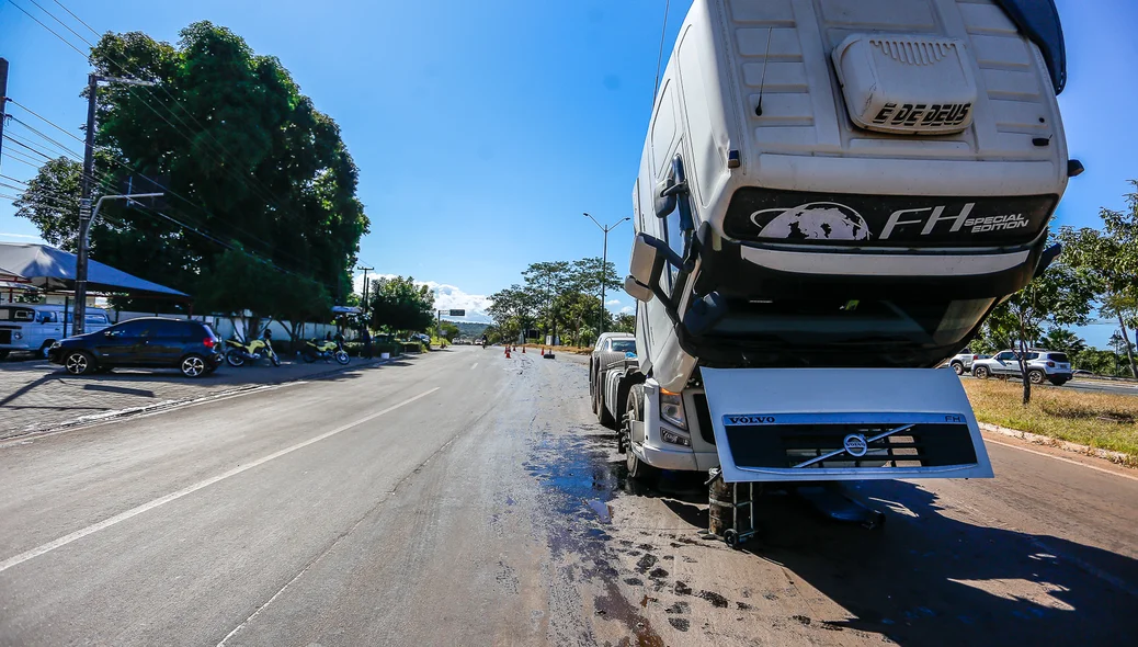 Caminhão tem vazamento de óleo na BR 343